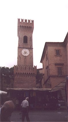 Piazza dei Martiri, Ostra