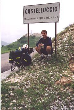 Konrad at the Castelluccio sign