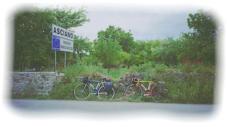 37f.jpg (Asciano - Bikes at entrance)