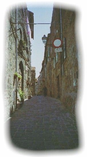 23f.jpg (Bolsena - Typical street in the old town