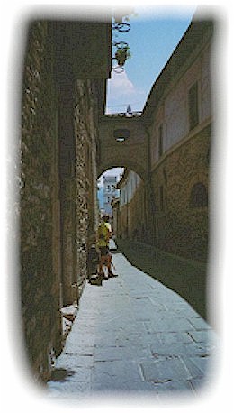 2f.jpg (Assisi - back street to Piazza del Commune)