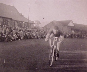 Les Nelson winning a Grass-Track event at Dalton