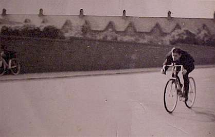 Les Nelson starting the time-trial